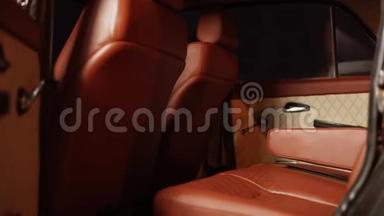 在一辆老式豪华轿车内，棕色皮革座椅，镜头移动